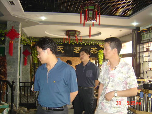 2006年10月，國家團中央青工處處長肖鳳利等視察蕭氏集團.jpg